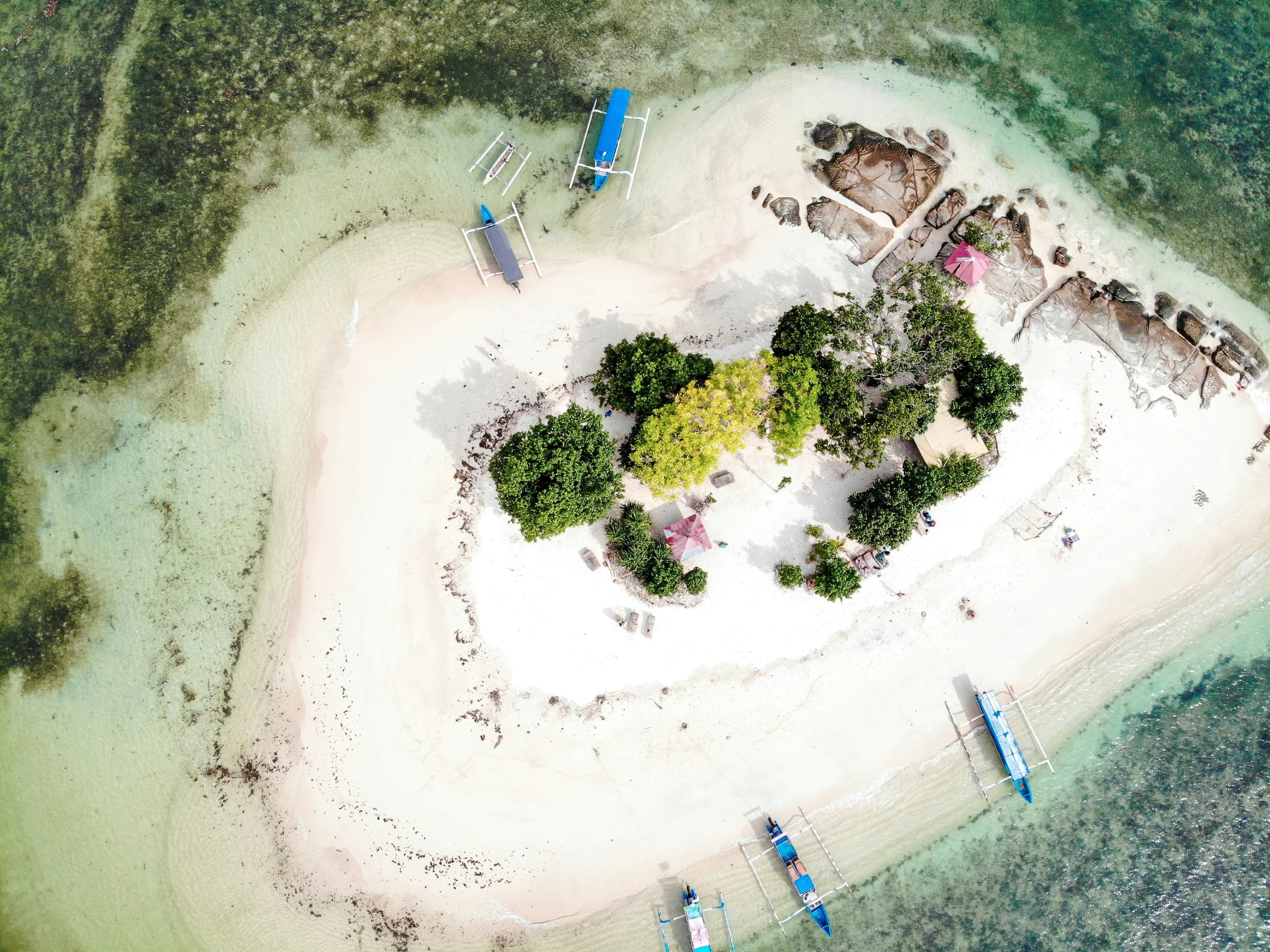 Ayunan di pantai Gili Trawangan, Lombok