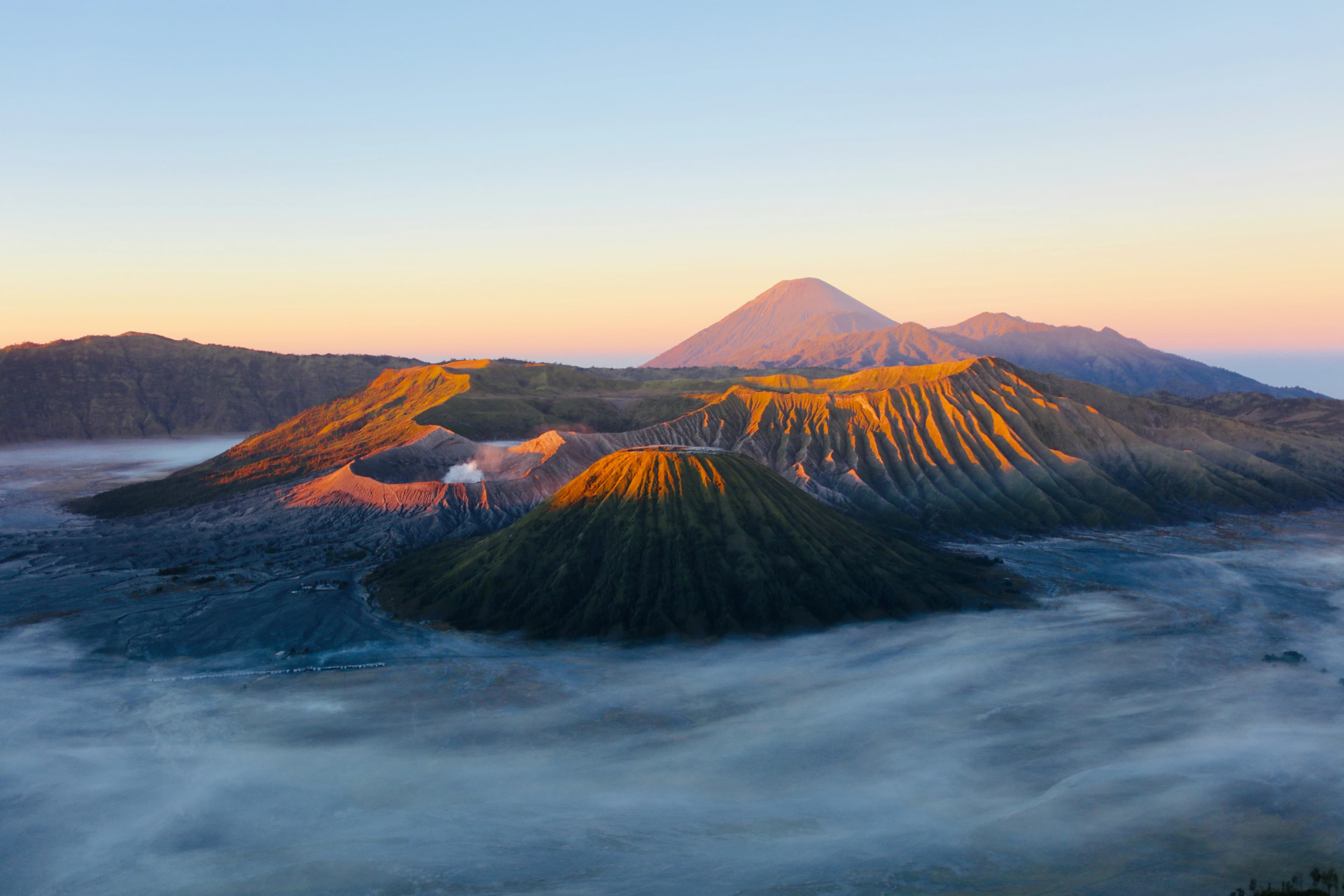 Sewa mobil dan paket trekking sunrise Gunung Bromo